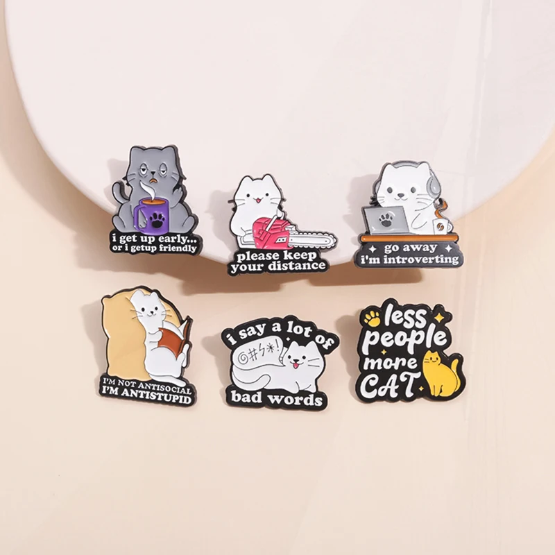 Mantén tu distancia, insignias de solapa de pines, joyería de animales, regalo para amigos, lindo broche esmaltado de gato de motosierra personalizado, por favor