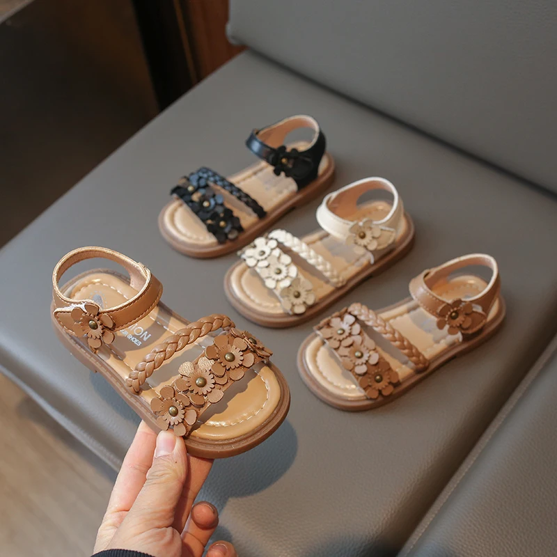 

Кожаные сандалии с цветочным ремешком для маленьких девочек, новинка 2023 года, летние детские пляжные сандалии на мягкой подошве, простые садовые свадебные детские сандалии для детей 3-5 лет