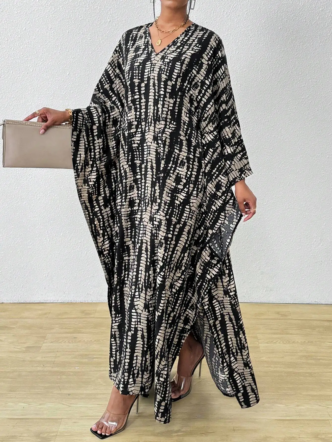 

Женское платье-накидка макси с V-образным вырезом и рукавами-крылышками