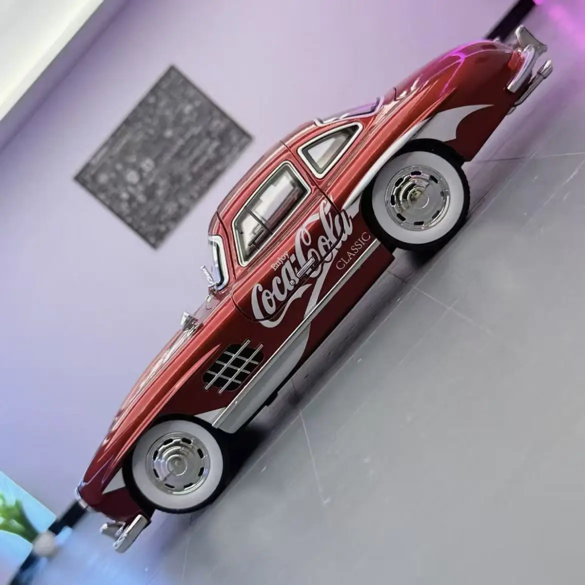

300SL Coke Edition, имитация сплава, звук и свет, модель спортивного автомобиля, игрушечный орнамент, детская коллекция, подарок 1:24