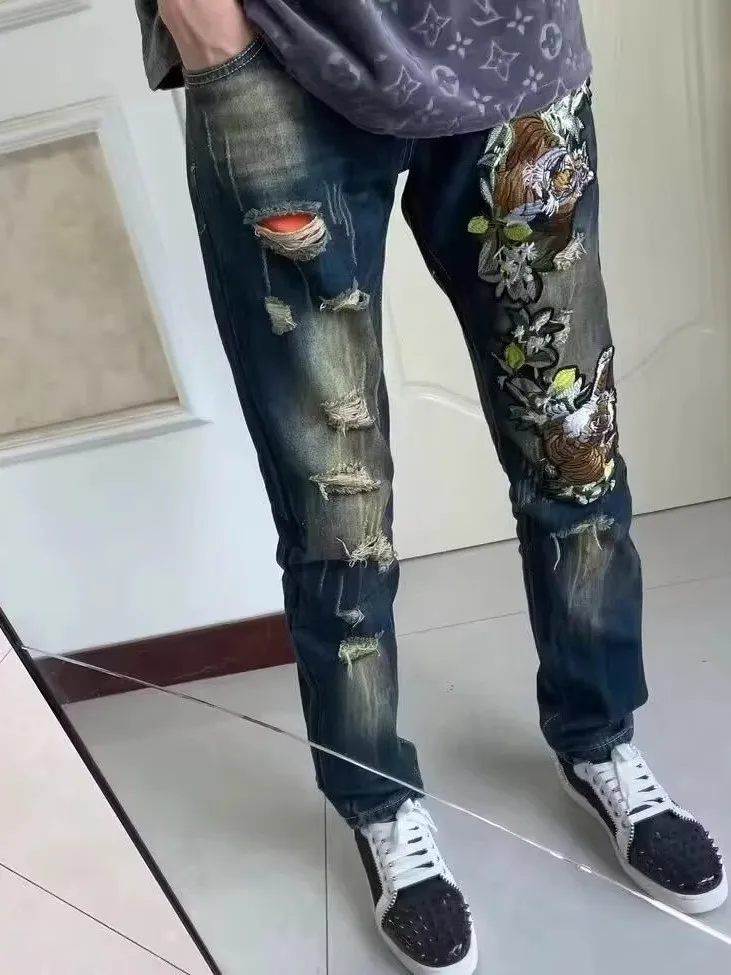 トレンディなメンズ刺繍タイガーデニムジーンズ夏の新スタイル耐摩耗性スリムフィット穴パンチングカジュアルストレートレッグパンツ