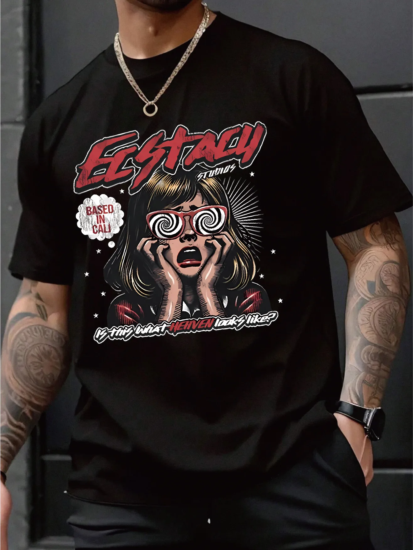Kurzarm-T-Shirt mit schwarzem Ecstasy Studios-Aufdruck und Wirbelbrillenmuster. Lässiger Streetstyle
