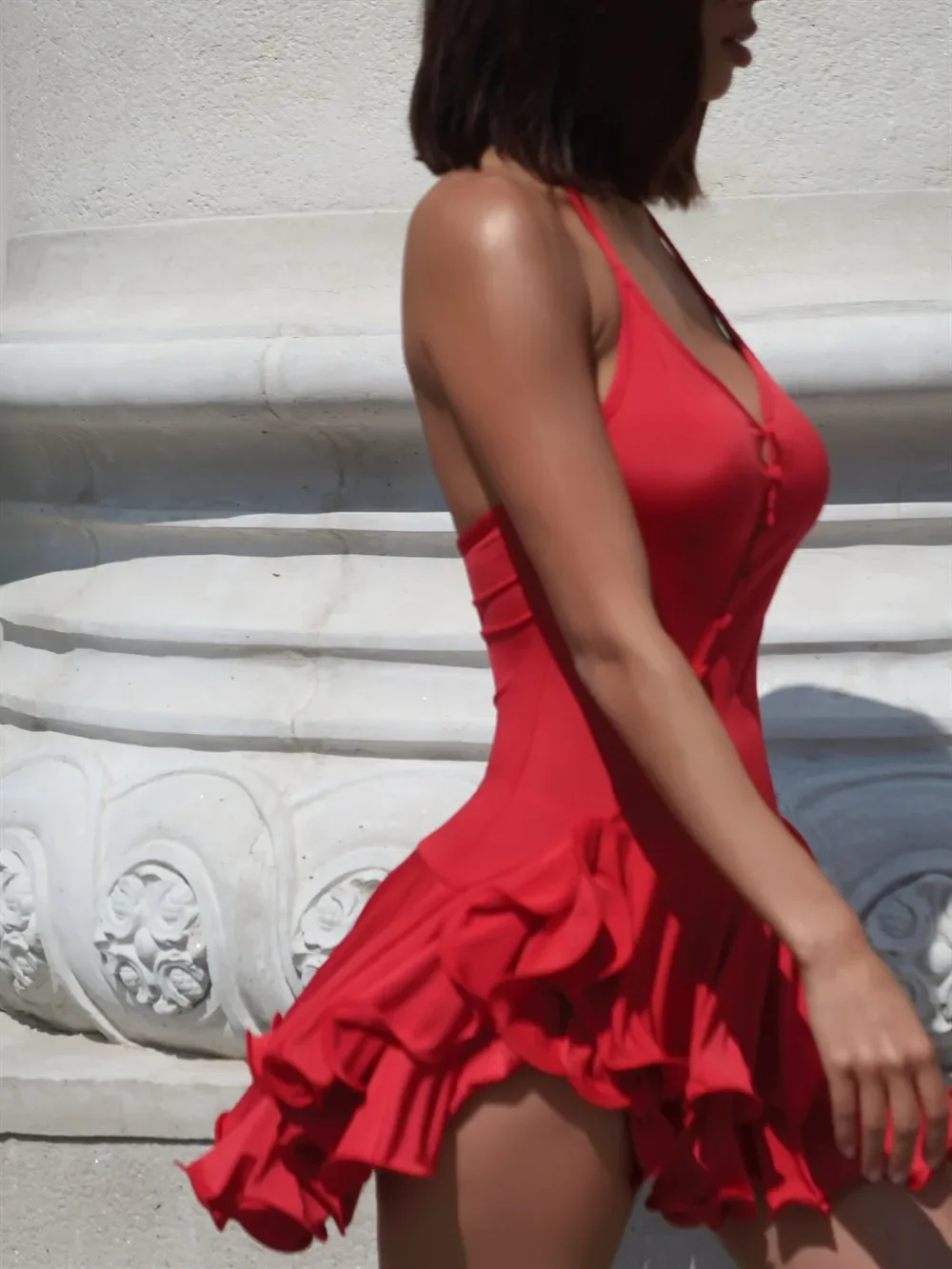 Feminino a linha bodycon mini vestido plissado hem com decote em v assimétrico botões halter suspender vestido curto festa streetwear