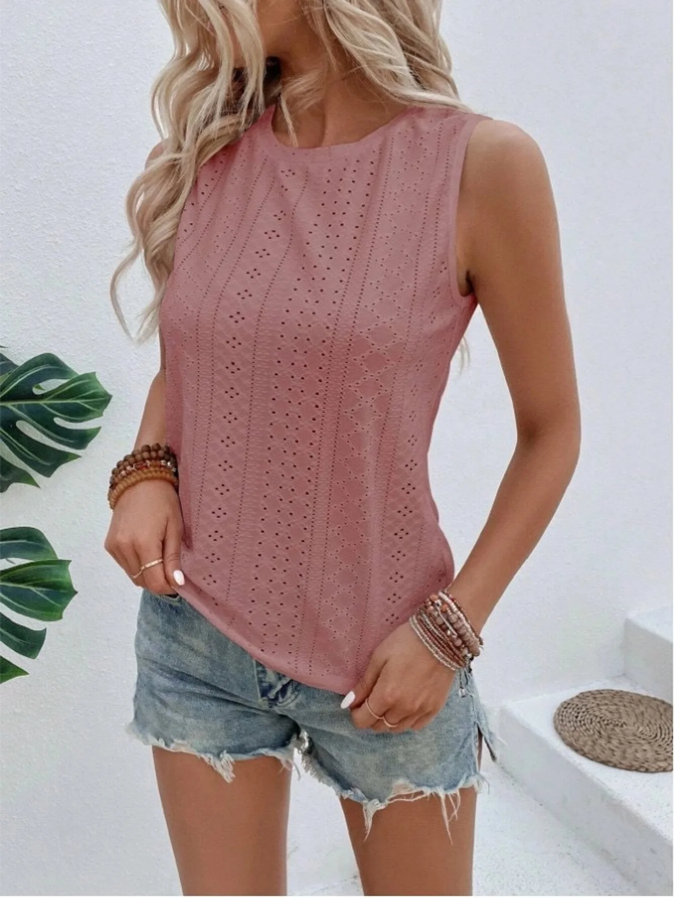 

High-end, fashionable and versatile, new style, European and American popular women's eyelet embroidered fabric round neck sleeveless vest T-shirt