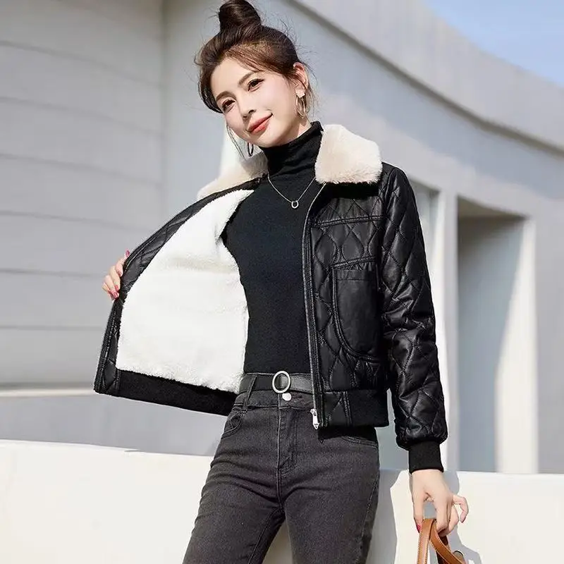Chaqueta de cuero PU para mujer, abrigo de cuero cálido de terciopelo, Top corto con cuello de piel desmontable, Top corto acolchado de algodón para otoño e invierno