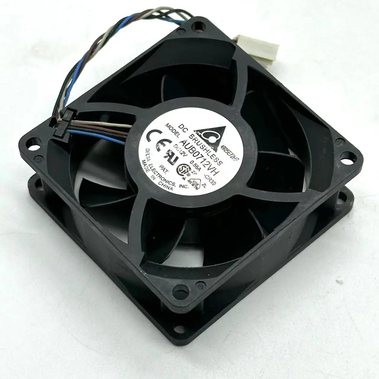 

Delta Electronics AUB0712VH CR39 Server Cooling Fan DC 12V 0.56A 4-Wire