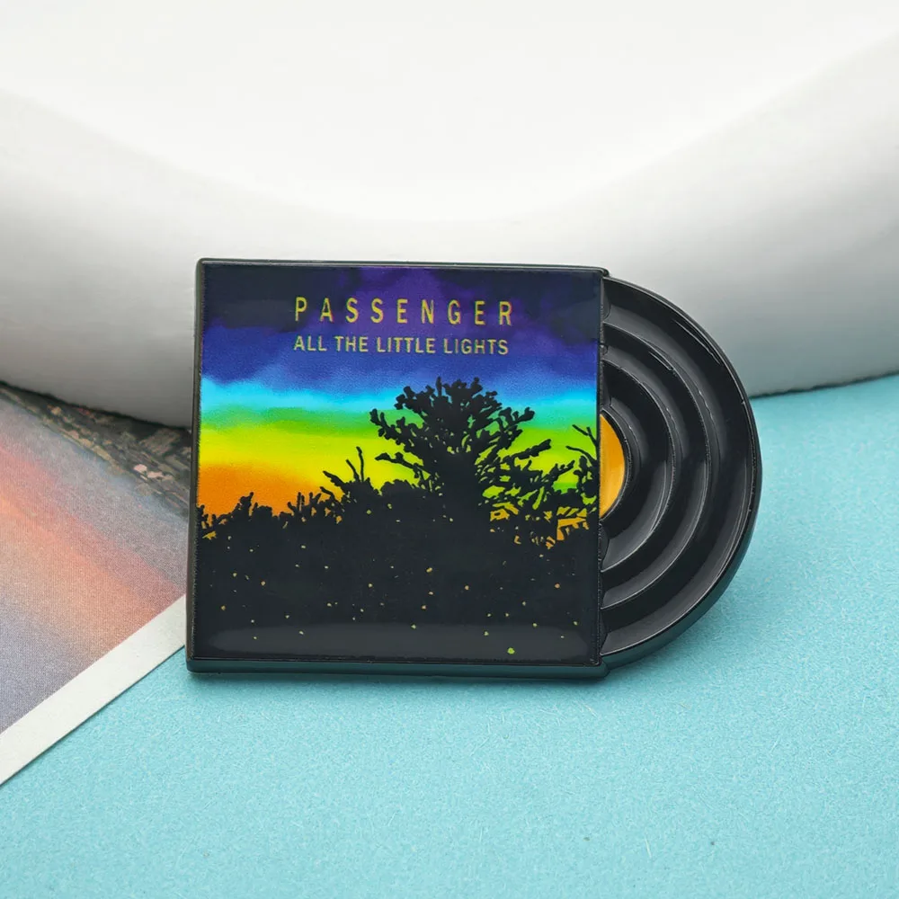 Passenger All The Little Lights Brosche, Folk Rock Musikstar, Anstecknadel, schwarzes Vinyl-Schallplatten-Abzeichen, Let Her Go, Fan-Schmuck, Geschenk – Detail 11