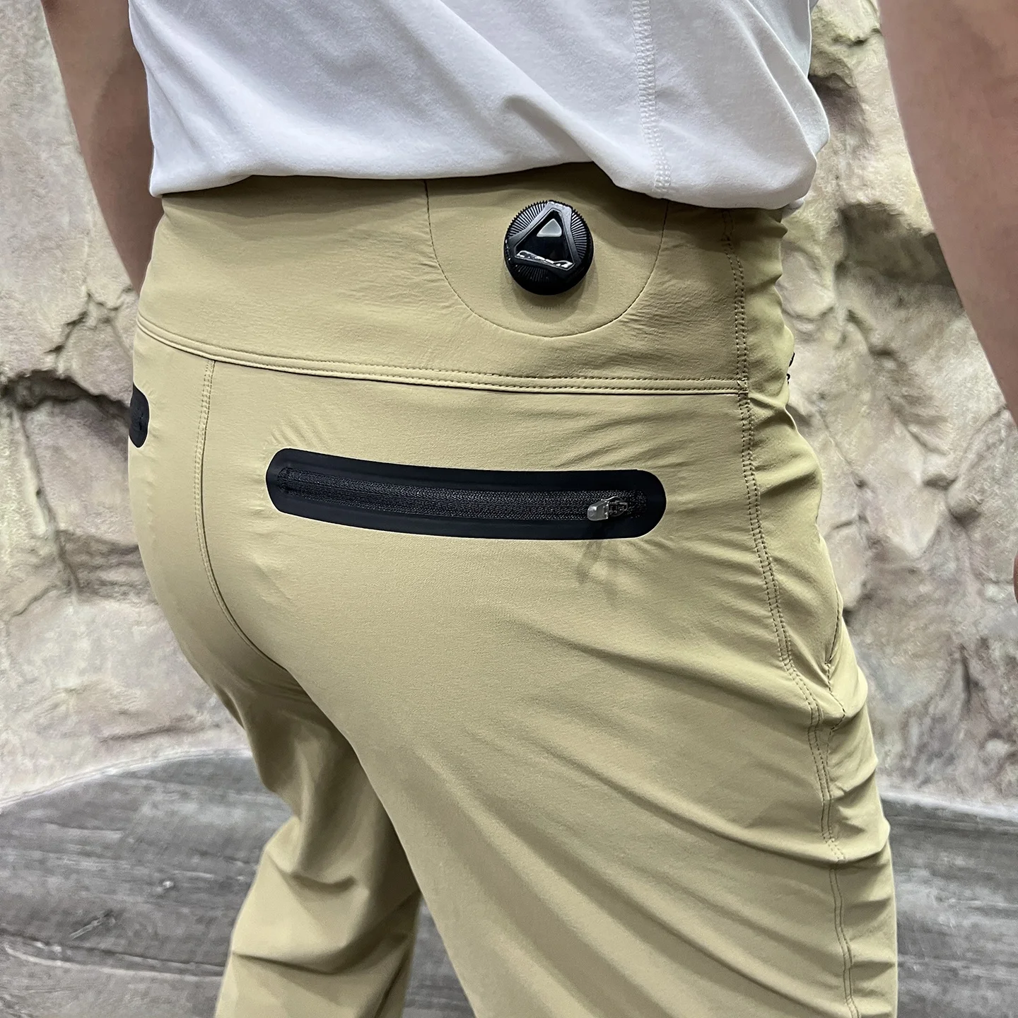

Outdoor Lightweight Waterproof Skin Pants Rotating Button System Qui Dry Spring Summer Casual Straight Leg Trousers