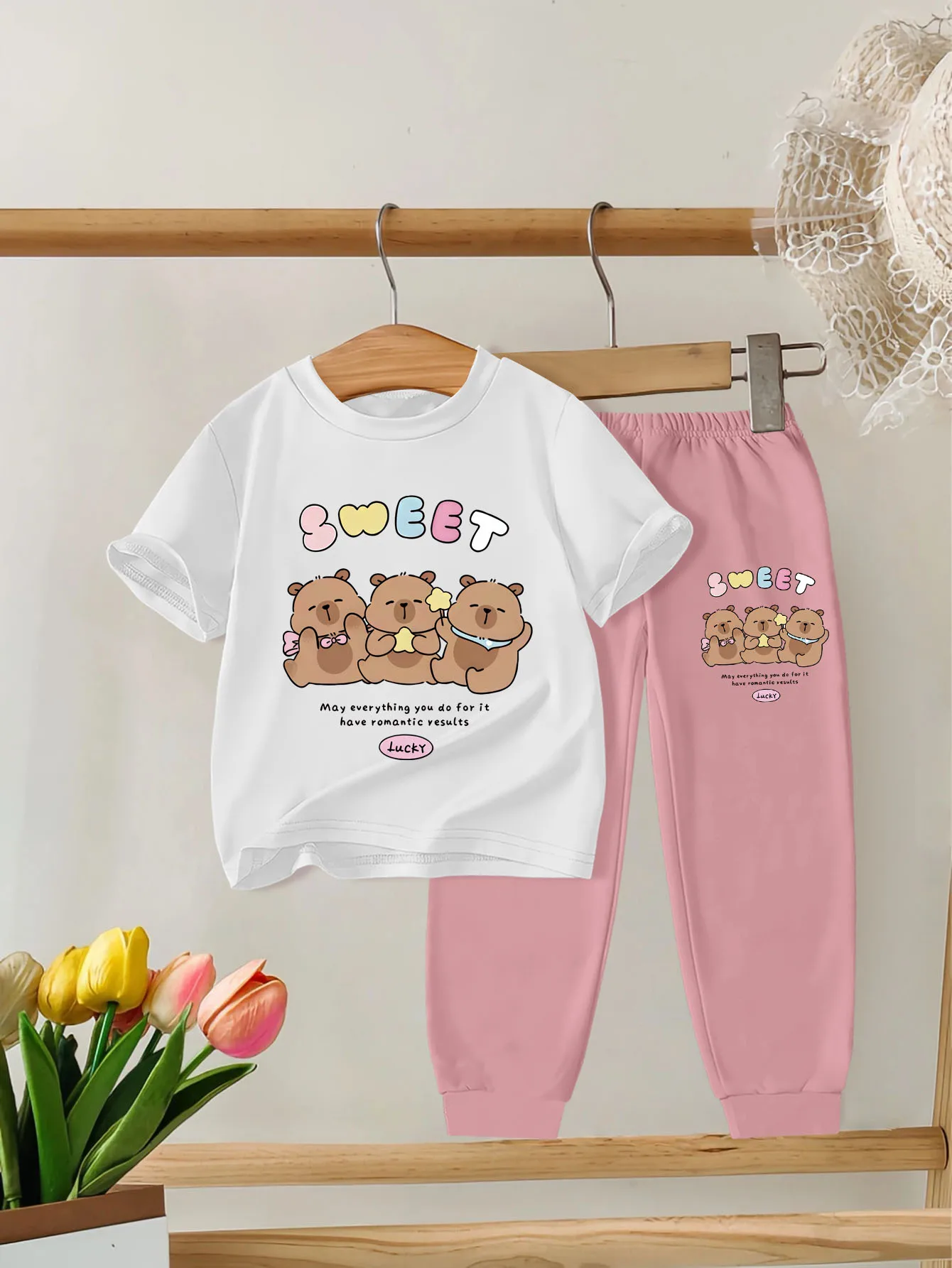 

2 предмета: милый и повседневный комплект спортивных штанов для девочек с круглым вырезом и короткими рукавами с принтами капибары из мультфильма