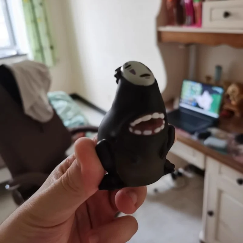 Punto caliente Anime japonés dragón blanco bola de carbón elfo sin rostro muñeca de dedo masculino decoración caja ciega juego de dedo juguete regalo de cumpleaños