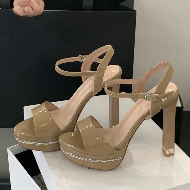 

Сексуальные женские модные вечерние модельные туфли из лакированной кожи со стразами и ремешком на щиколотке, элегантные брендовые сандалии, женские туфли-лодочки