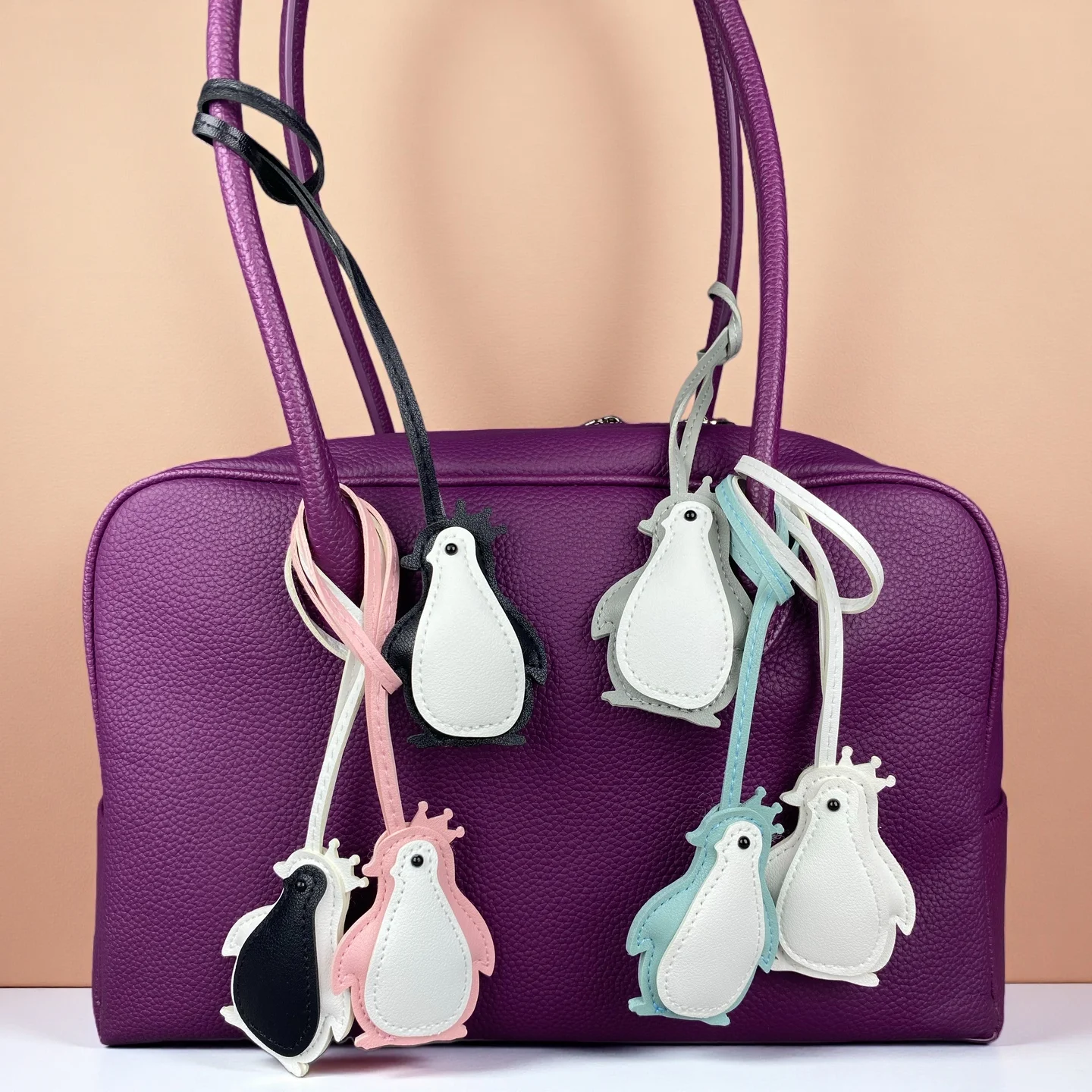 Kuscheliger gekrönter Pinguin-Taschenanhänger, Farbblock, PU-Leder-Schlüsselanhänger, bezaubernder weicher Taschenanhänger für Handtaschen und Gepäck