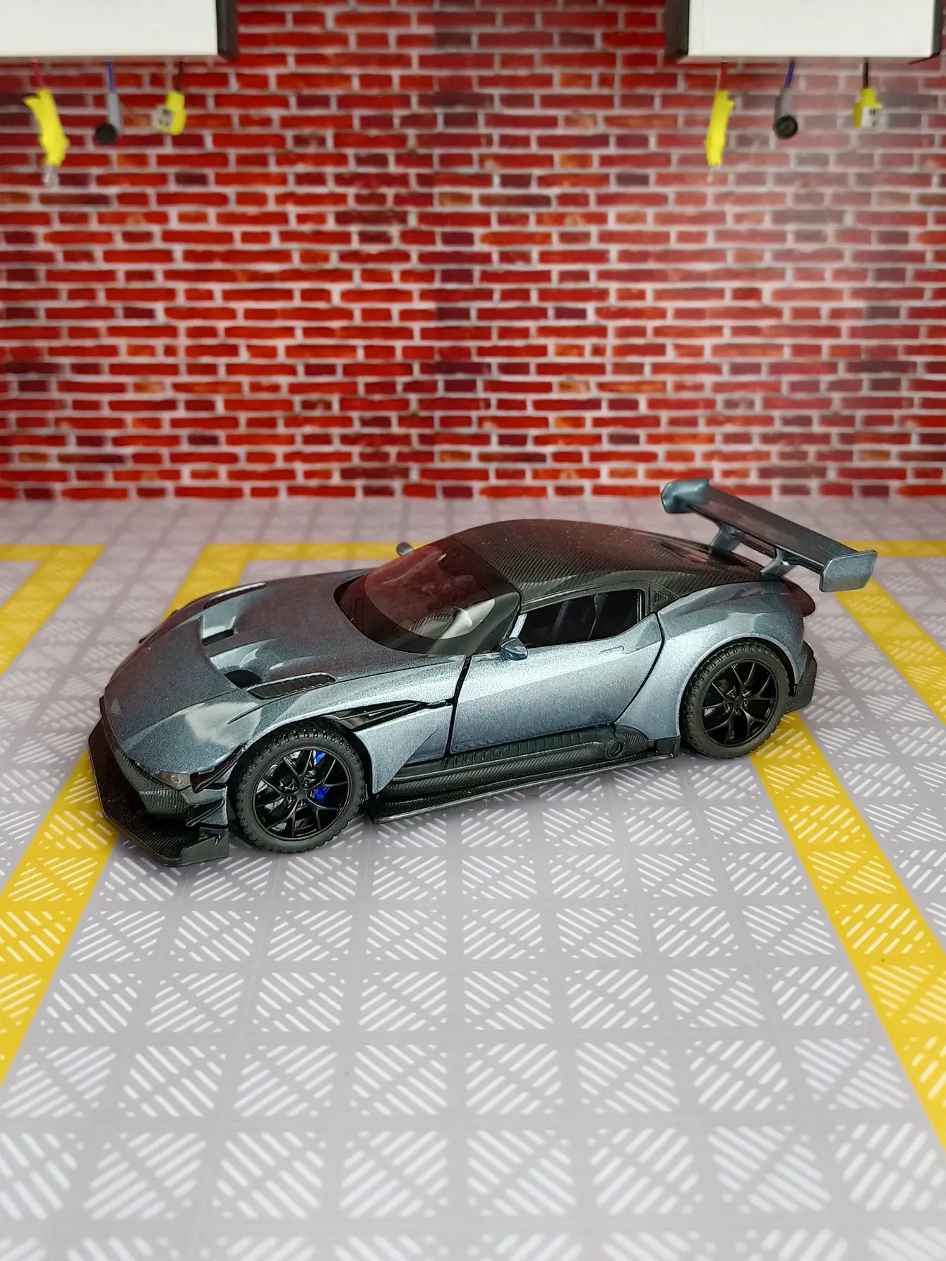 

1:32 Aston Martin Vulcan, гоночная модель спортивного автомобиля, детская игрушечная машина со звуковой и световой обратной связью, модель автомобиля из сплава, тонкое качество изготовления