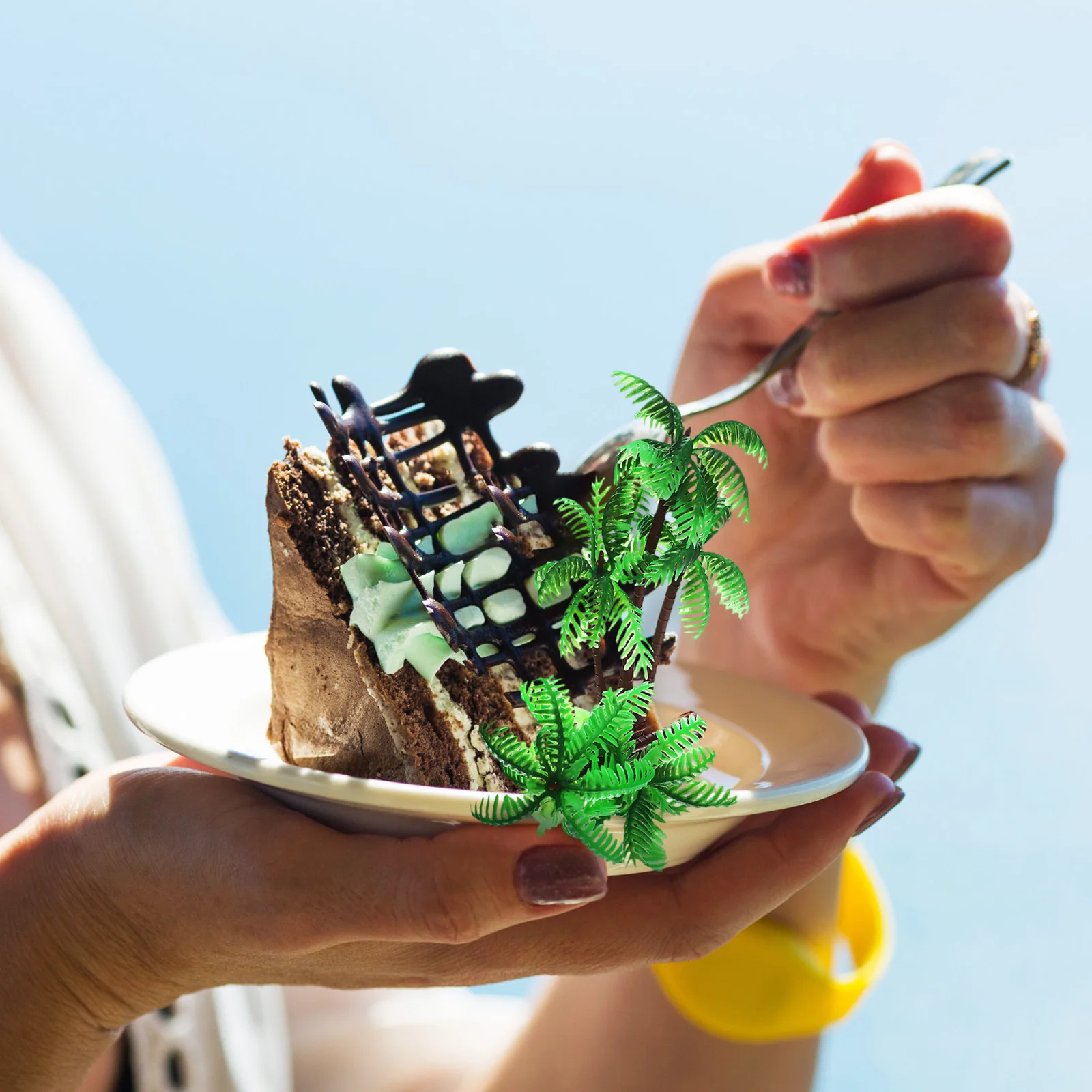 

15Pcs Coconut Cupcake Toppers Mini Palm Tree Cake Decorations for Beach Party Luau Celebration Tropical Theme Plastic Trees