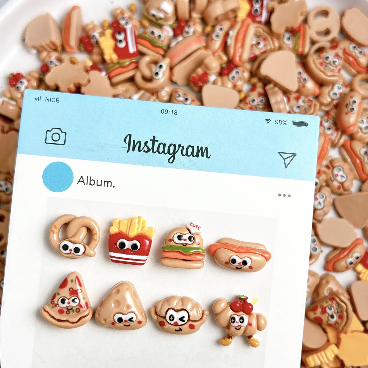 30個入り 漫画風 かわいいチーズピザ レジンネイルチャーム 3D クリエイティブ 大きな目 ホットドッグ フードシリーズ ネイルアートデコレーション DIYネイル用