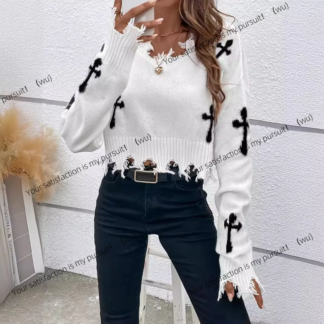 

Свободный универсальный вязаный свитер с перекрестными отверстиями и кисточками