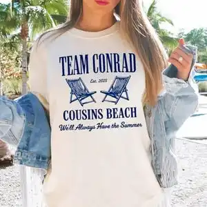 قميص Team Conrad Est 2025 بألوان مريحة كلاسيكية، تي شيرت Conrad Fisher، تي شيرت صيفي للشاطئ من Cousins، الصيف الذي تحولت فيه بشكل جميل