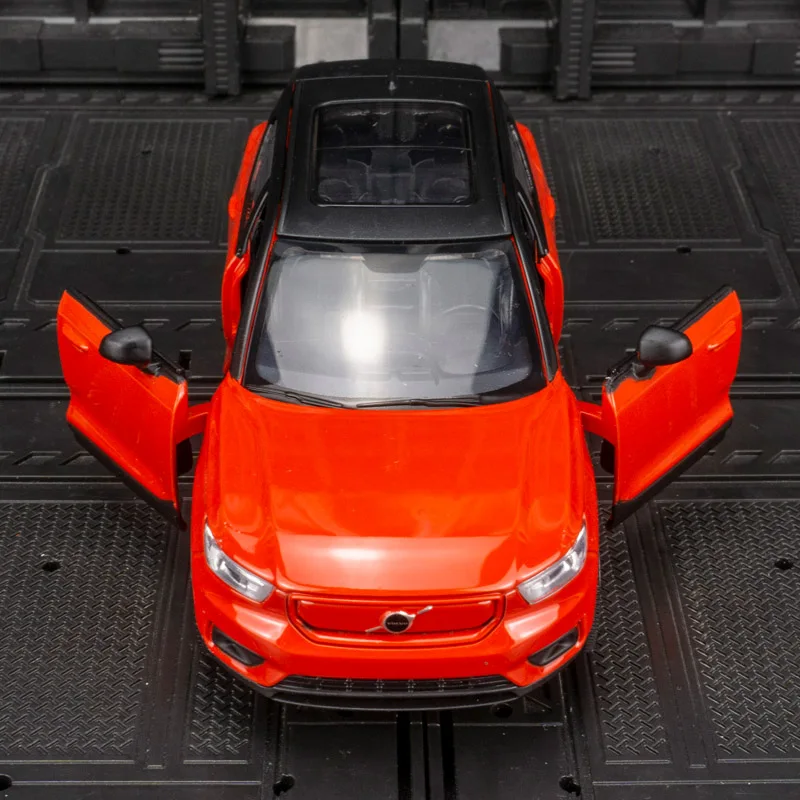 

Модель автомобиля Volvo XC40 (1:32) из сплава, с акусто-оптическими эффектами, откатным механизмом, открывающимися дверями, детская игрушка