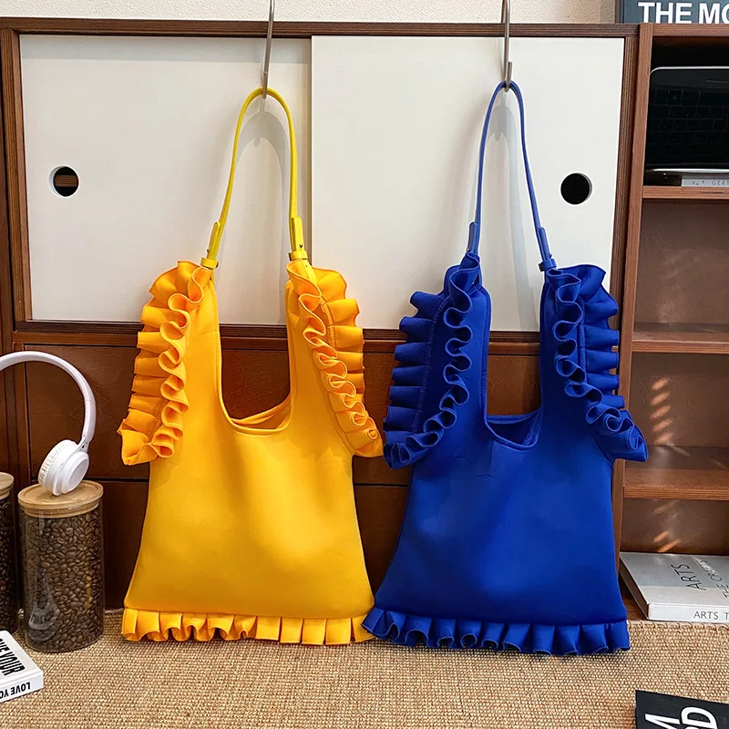 A niche design for casual high-capacity single shoulder underarm commuting bag, women's Ins style pleated skirt, handbag