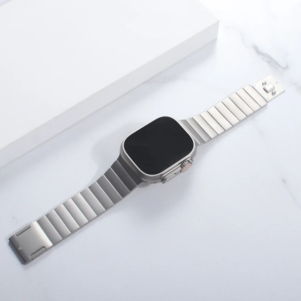 Cinturino di lusso in acciaio inossidabile per cinturino Apple Watch Ultra 49mm 45mm 44mm 42mm Bracciale magnetico color titanio per IWatch 8 7 6 5