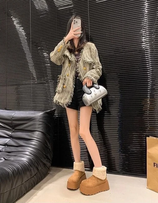 Sepatu bot salju pendek berbulu modis baru tahun 2025 untuk wanita dengan sol tebal berbahan beludru dan busa, sepatu dan bot katun