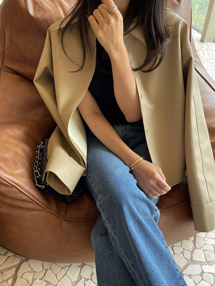 سترة نسائية كورية من جلد البولي يوريثان نمط موتو قصير فضفاض مناسب ورقيق ومتعدد الاستخدامات معطف عالي الشارع موضة تصميم بسيط ملابس خارجية للخريف