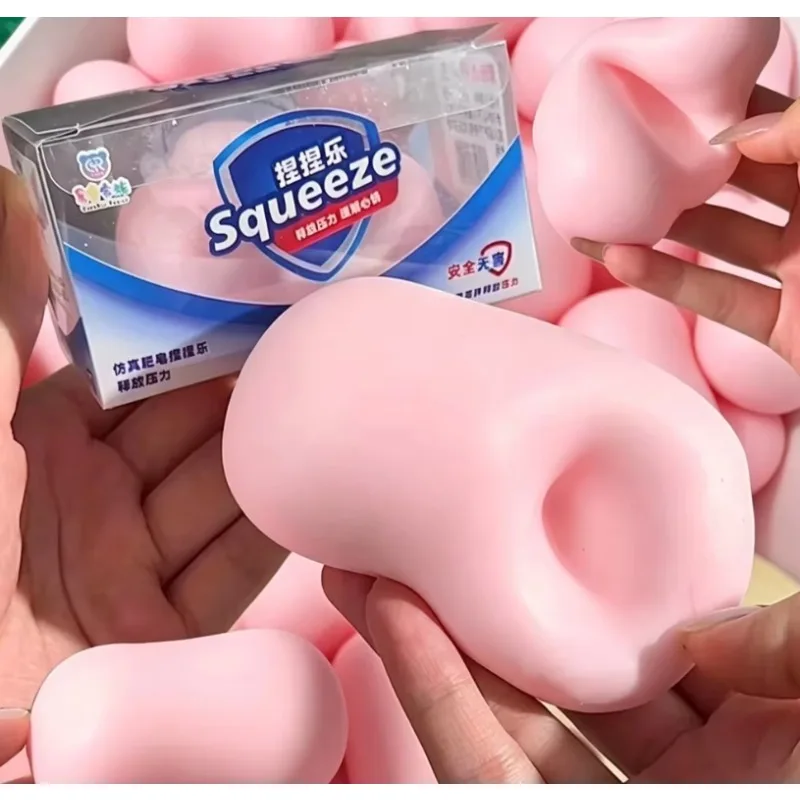 Hand simulated soap crispy decompression ball, filled with building blocks, produces a crisp and crisp sound for decompression