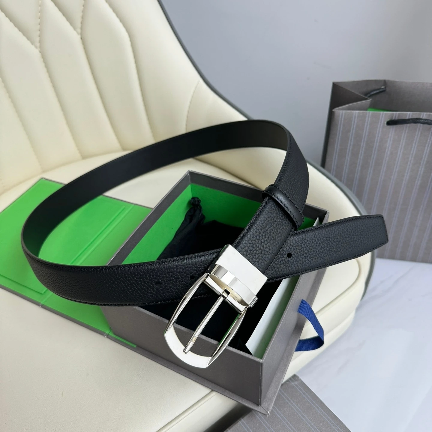 

Элитный мужской ремень ручной работы из двусторонней воловьей кожи с вакуумной гальванической металлической пряжкой – универсальный подарок к празднику