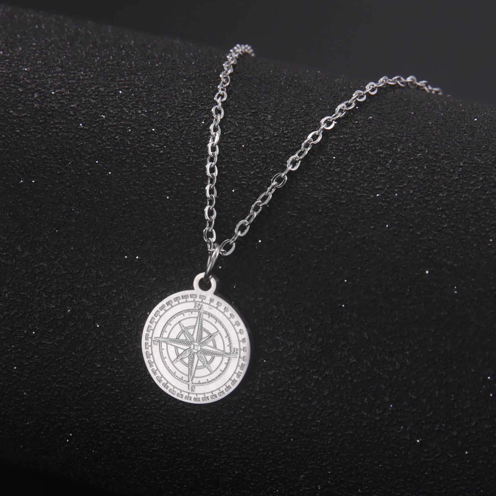 Skyrim Compass Round Pendant Necklace Women Men Stainless Steel Neck Chain Hiphop North Star Sailing Travel Jewelry Gift