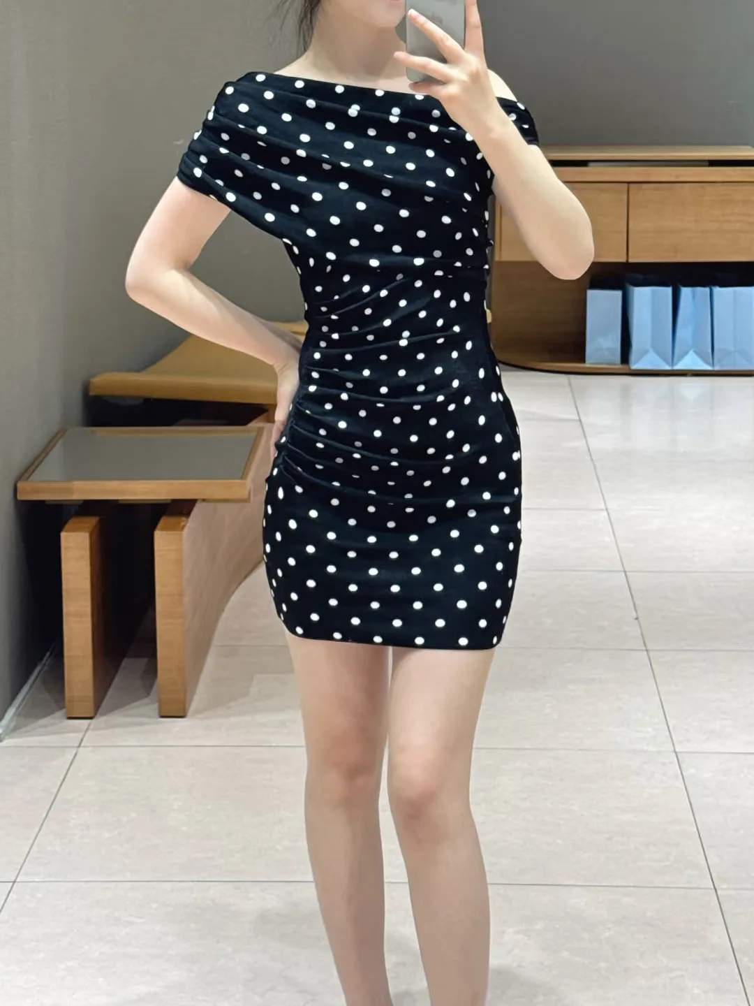 

Белое трикотажное облегающее платье в горошек с открытыми плечами, высокой талией, во французском стиле, мягкое, эластичное, дышащее