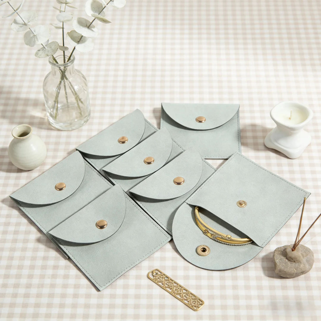 

10 шт. классических бархатных мешочков из микрофибры 8x8 см с застежкой-кнопкой, многофункциональные, для колец, серег, подвесок и ювелирных изделий