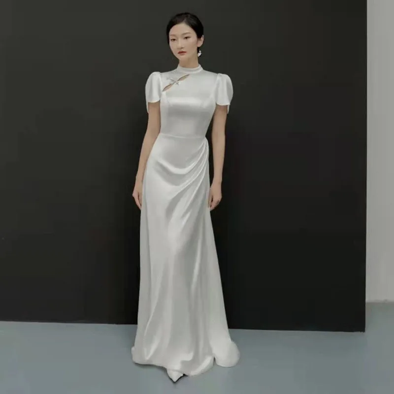 

Chinese-style light wedding dress is simple and retro and the white yarn is slim, and the bride engagement dress is temperament.