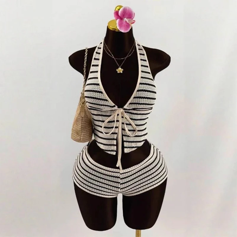 

Модный комплект для пляжного отдыха весна-лето 2026: новый полосатый ретро-костюм с коротким топом на бретелях, открытой спиной и облегающими шортами с эффектом подтяжки бедер.