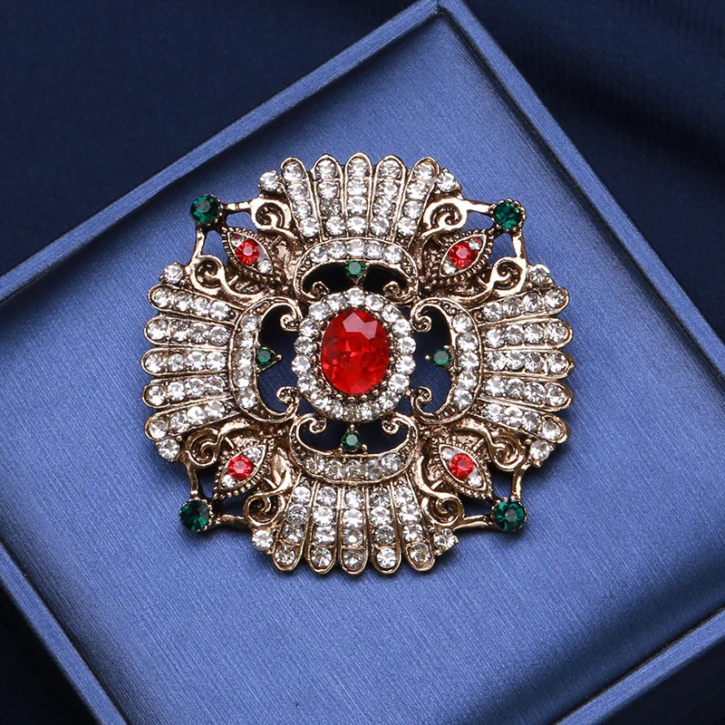 

Vintage Court Style Geometric Brooch High Quality Alloy Rhinestone Fashion Jewelry Badge Suit Lapel Pin Banquet Party Corsage