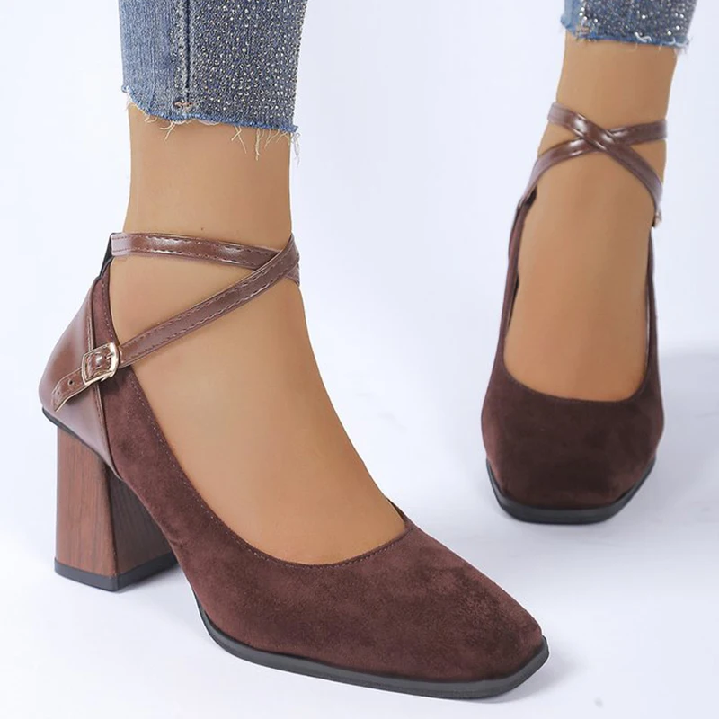 Klassische braune Pumps aus Wildlederimitat für Damen, Sommer und Herbst, verstellbare Knöchelschnalle, High Heels, Schuhe für Damen, Pumps mit quadratischer Zehenpartie für Damen