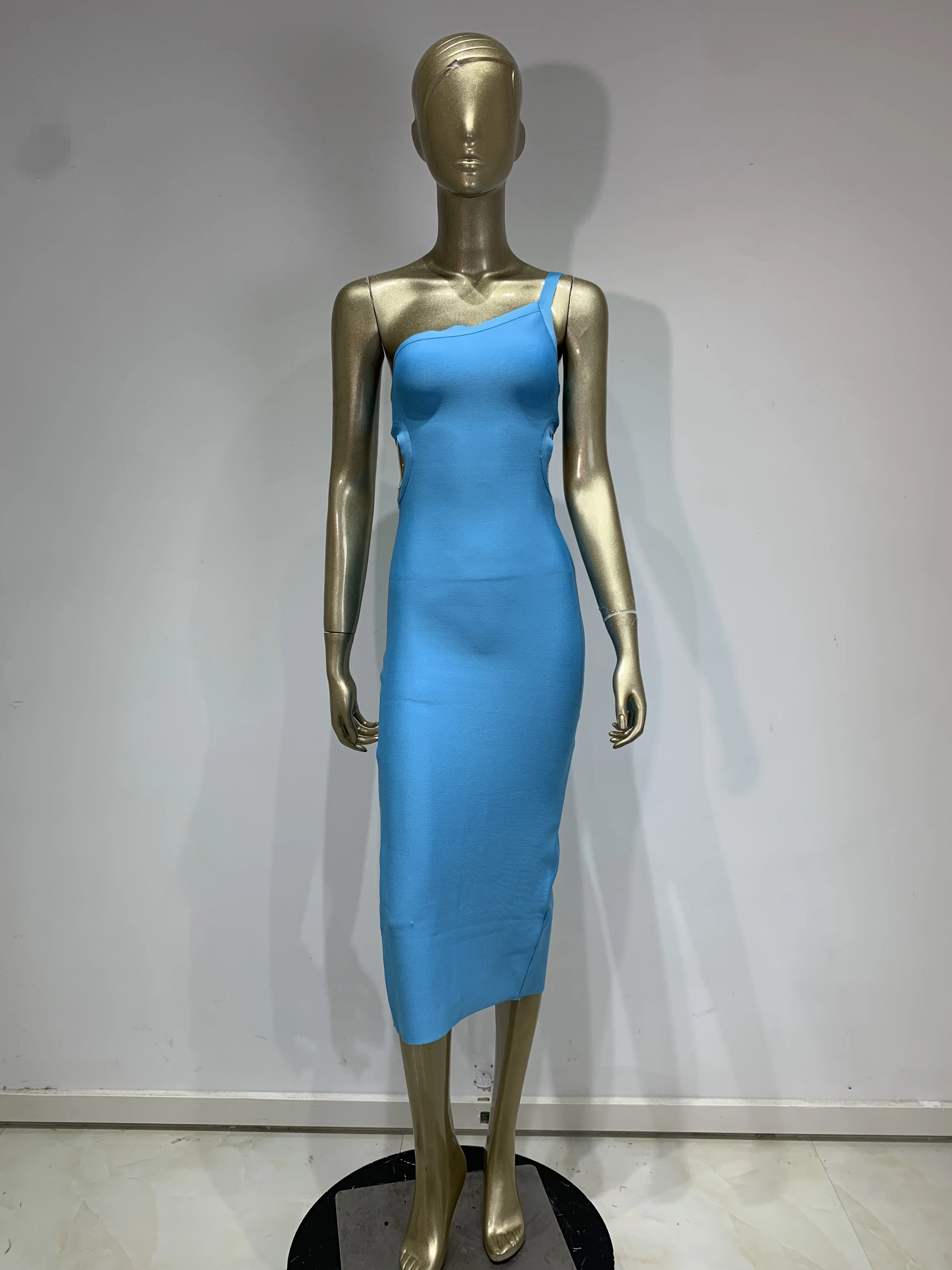 ผู้หญิงฤดูร้อน Sky Blue ผ้าพันคอ High Street หนึ่งไหล่ตัดโซ่กลับ Midi ลูกวัวชุดราตรียาวชุด Guest Looking