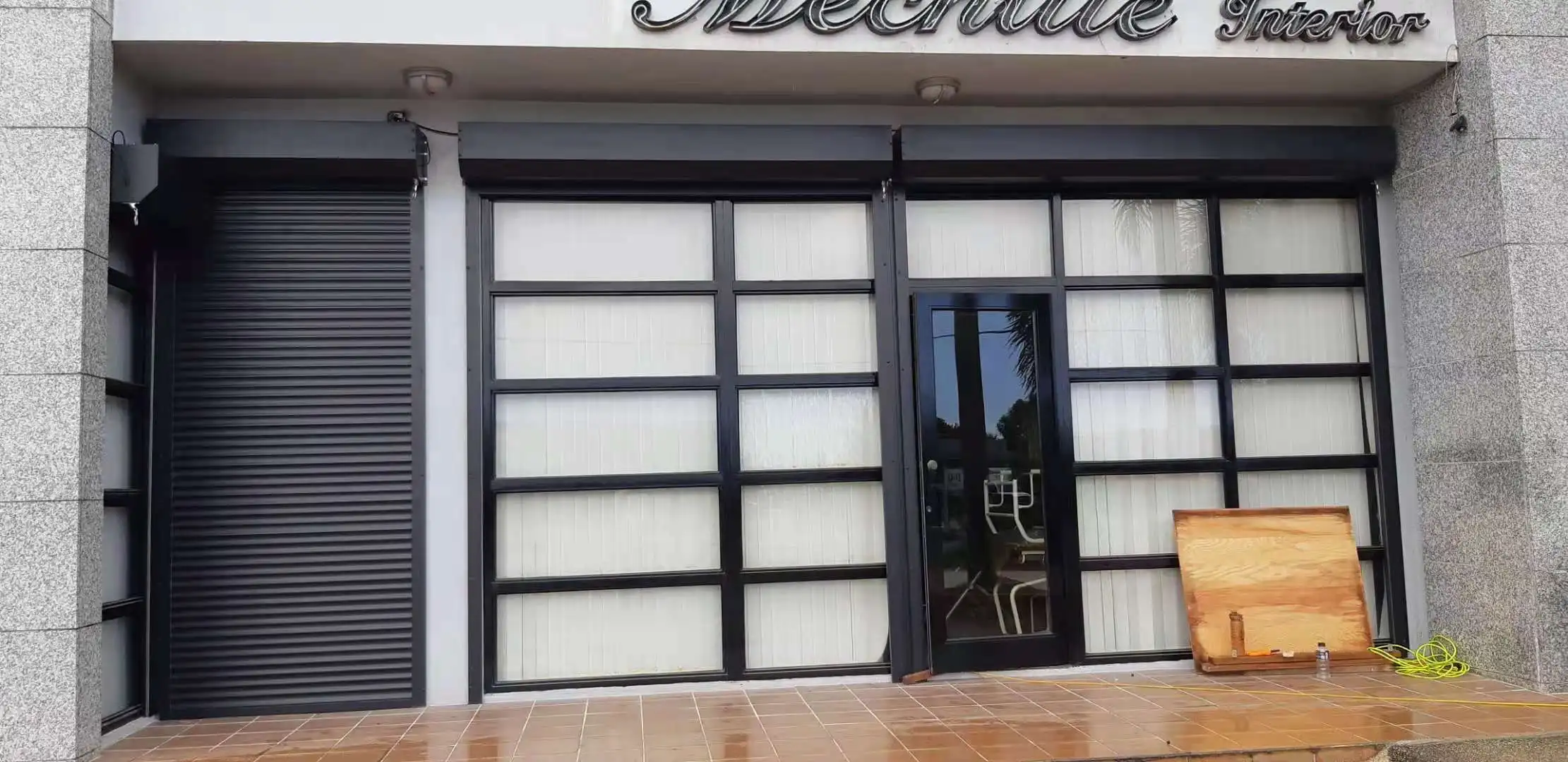 Porta per tapparella verticale con volano automatico personalizzato Storm