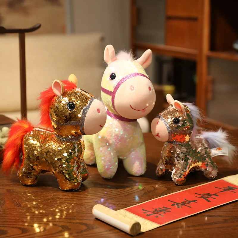 Mascota de Año Nuevo, caballo pequeño con lentejuelas coloridas, juguetes de peluche, colgantes de caballo parpadeantes, muñeca, decoración festiva preciosa