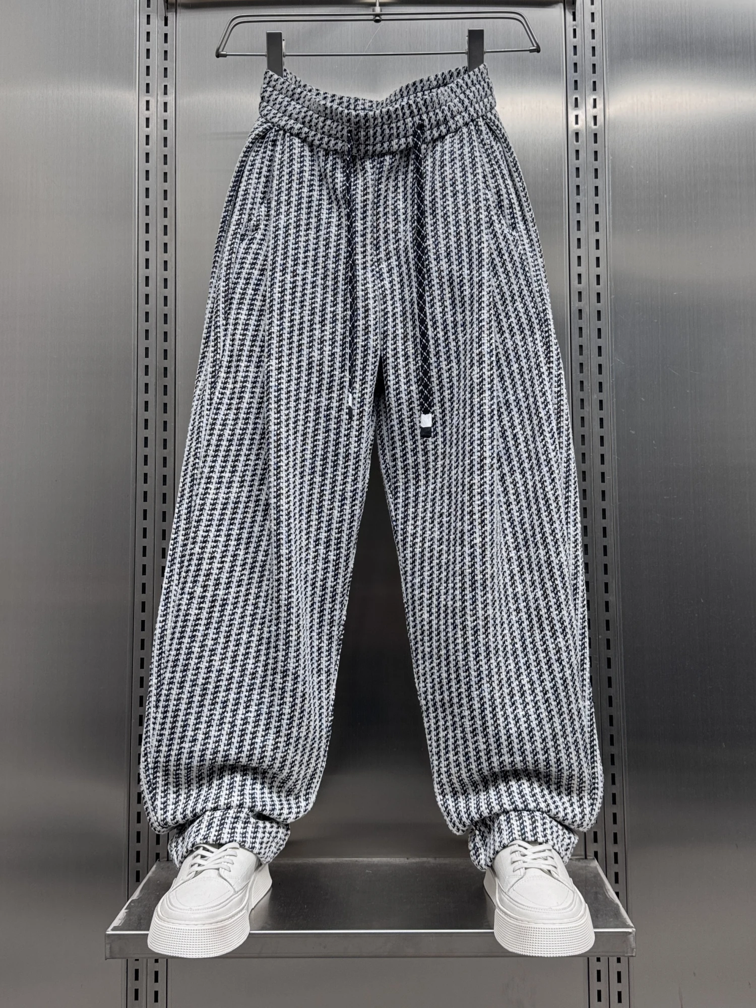 

Мужские повседневные брюки весна 2025: американские полосатые, свободные, драпированные, модные спортивные штаны с прямыми штанинами, эластичные, не мнущиеся