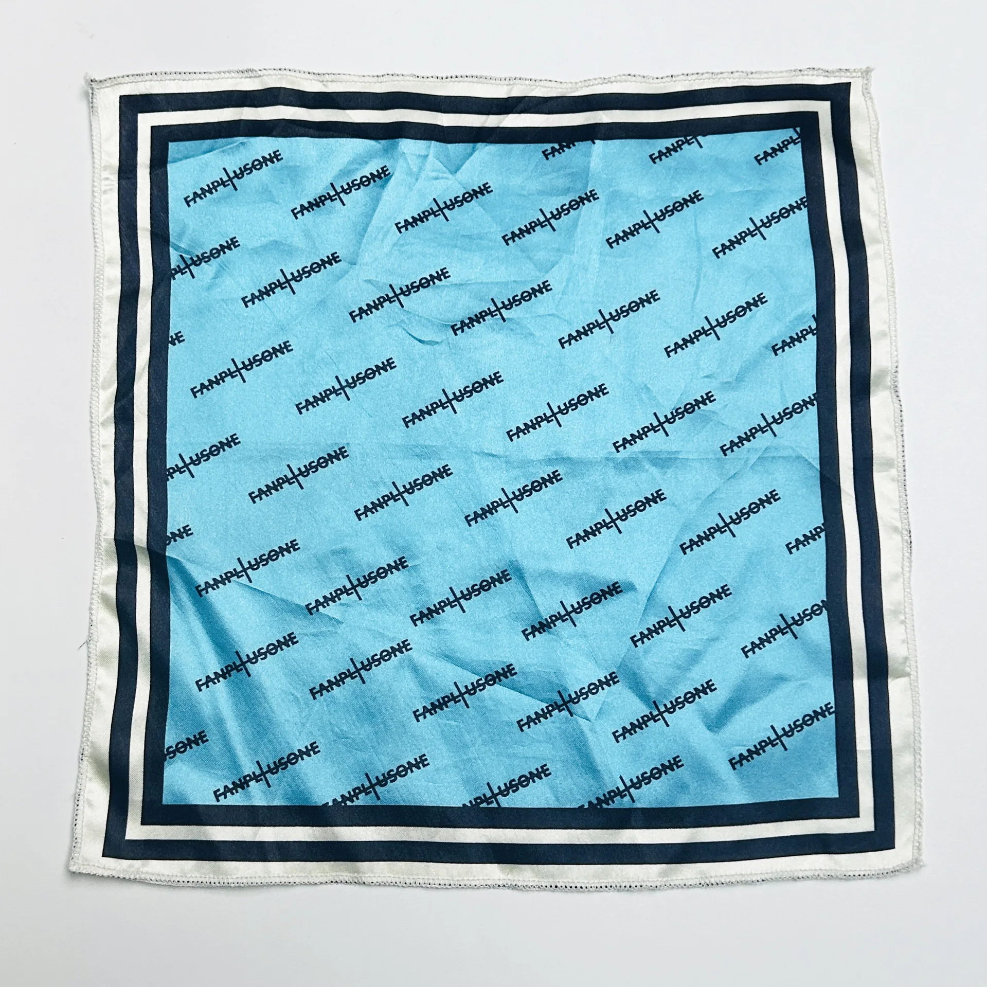 KPOP المعبود الصبي G-DRAGON نفس النمط الأوشحة Gaoyang الحفل منشفة مربعة الأوشحة طوي الحجاب الأجهزة الطرفية المشجعين الهدايا