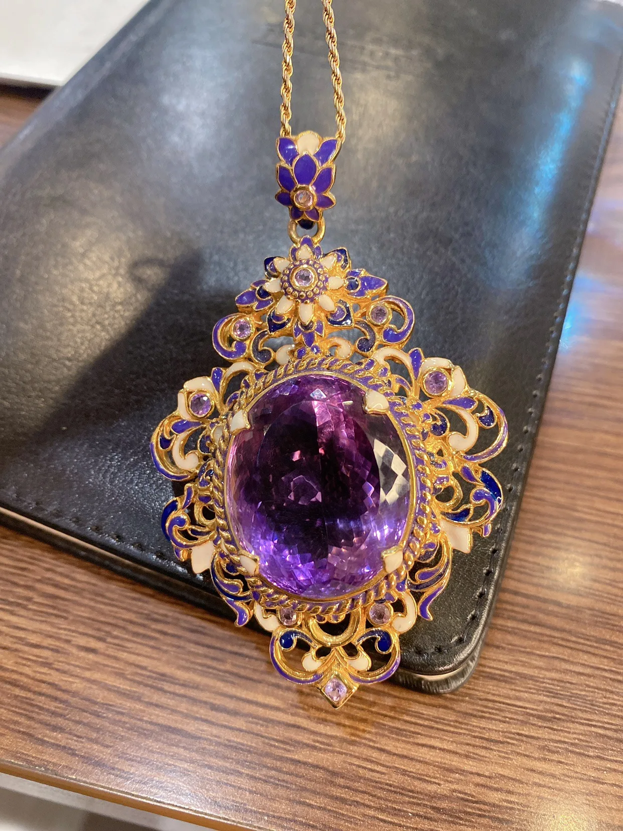Italienischer Retro-Ring mit vergoldeter Emaille, Perlenimitat und natürlichem Amethyst, Anhänger, Braut-Hochzeits-Set – Damenschmuck – Detail 5