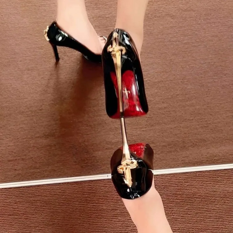 Damen High Heels 2026 – Neue europäische und amerikanische Stile mit feinem Absatz, spitzer Zehenpartie, flachem Lackleder und Einzelsohlen