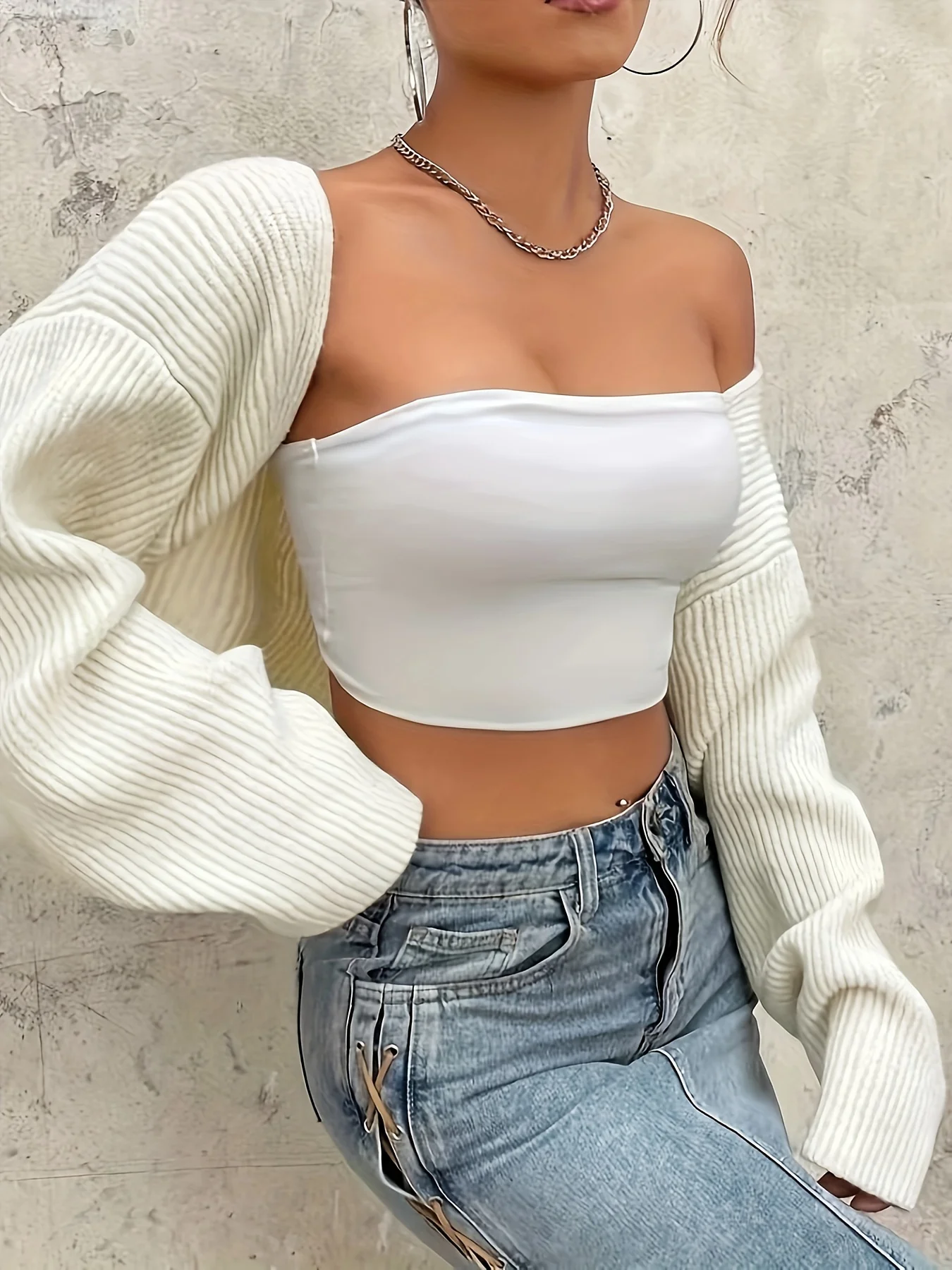 The 2024 new dropped-sleeve open placket cropped top does not come with a bandeau top