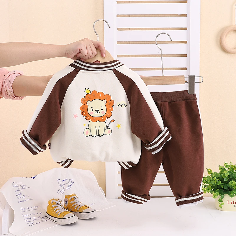 Niedliche Baseball- und College-Jacke mit Löwen-Cartoon-Motiv, 3-teiliges Set für Babys, Jungen, Baumwoll-Langarmshirt, Hose, Frühling/Herbst, 80-120 cm – Detail 3