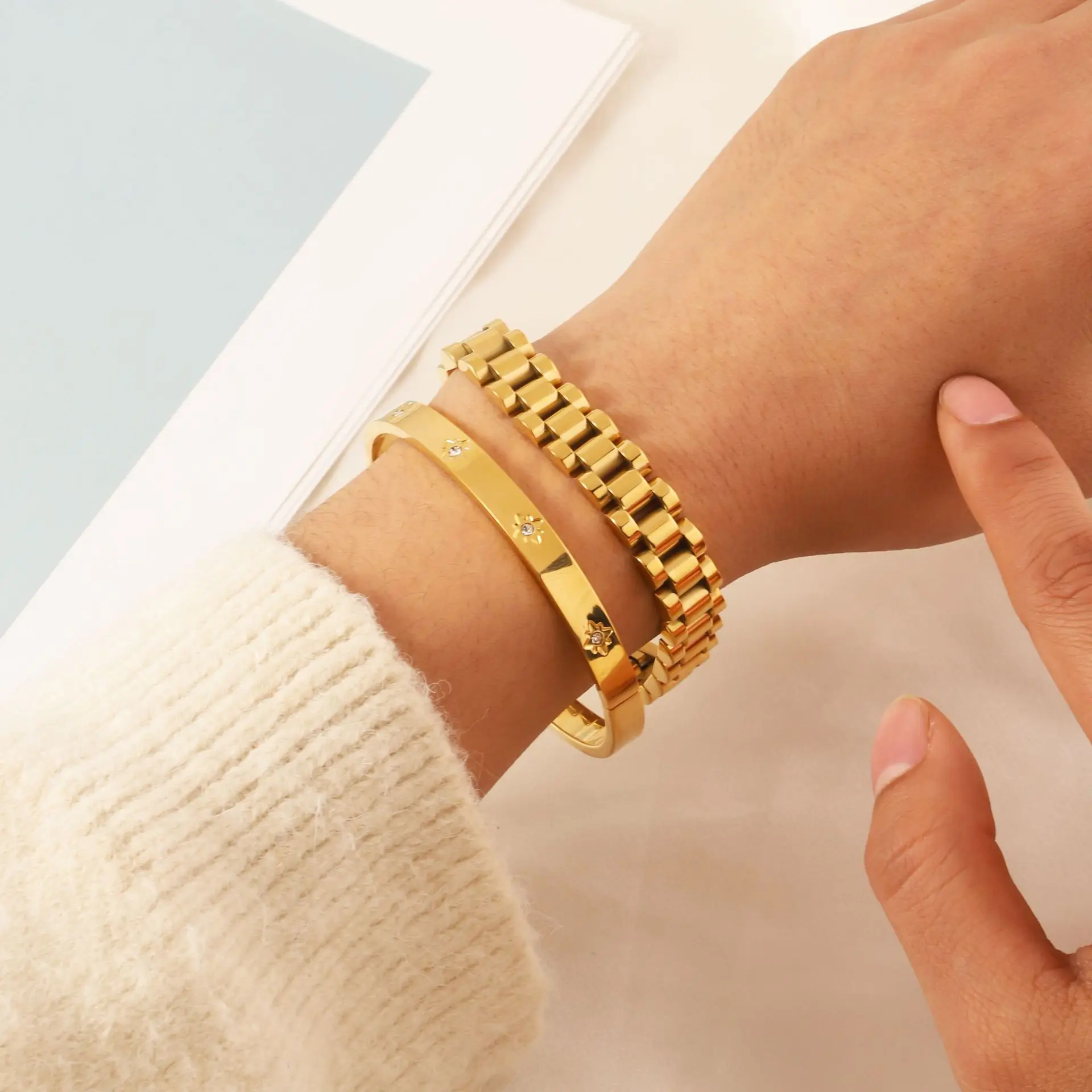 The Wholesale of the New 12MM Electroplated Multi-Color Stainless Steel Bracelet Is Selling Well