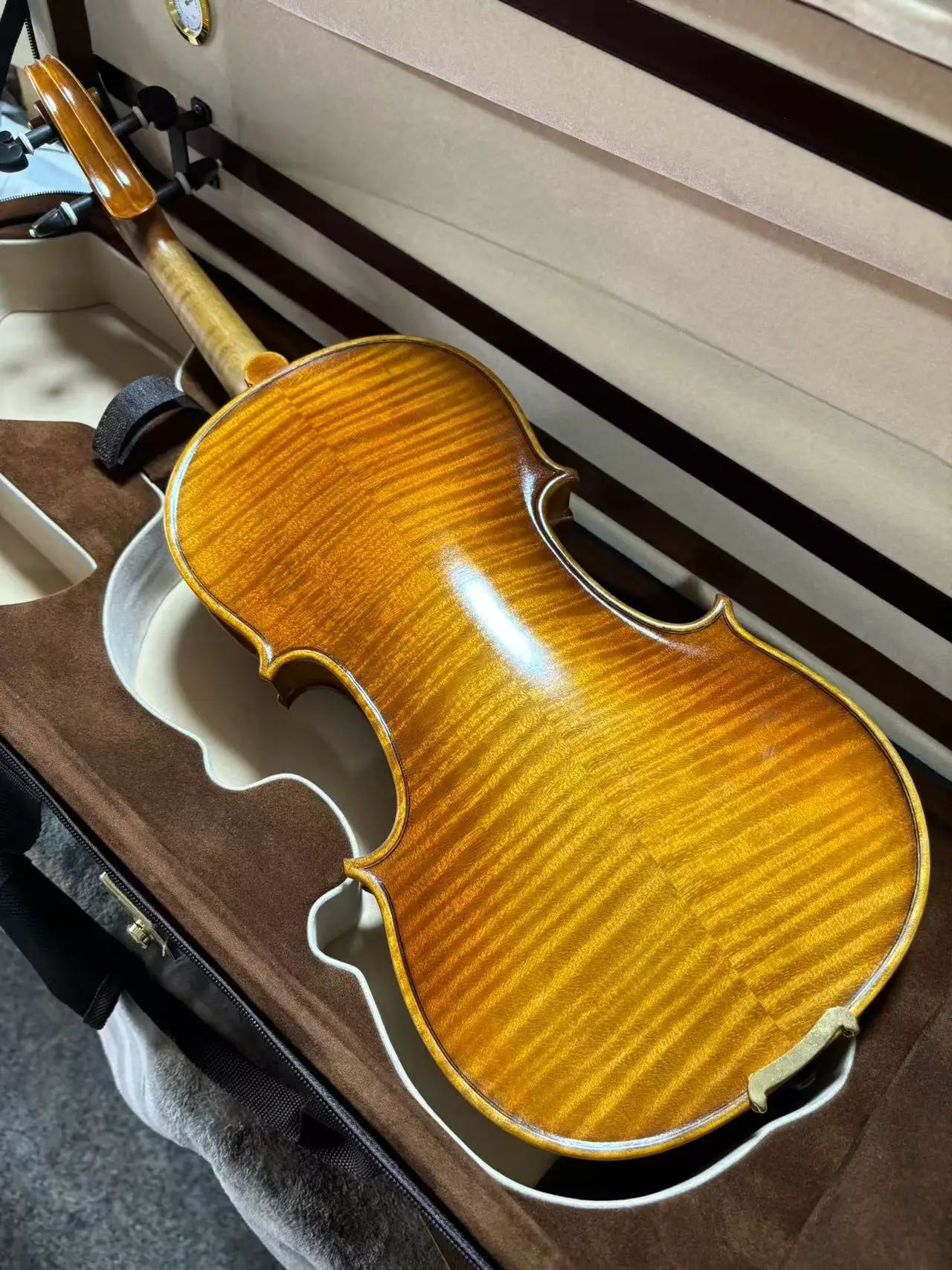 

4/4 European violin material, paired with coffee colored box, colored bow, rosin, solid wood shoulder rest, spare string