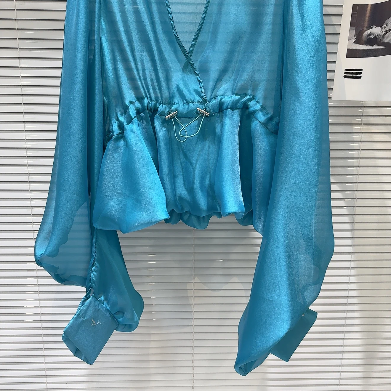 French Celebrity V-neck Drawstring Waist Design Glass Yarn Shirt Women 2025 Spring and Summer New V Neck Long Sleeve Short Top
