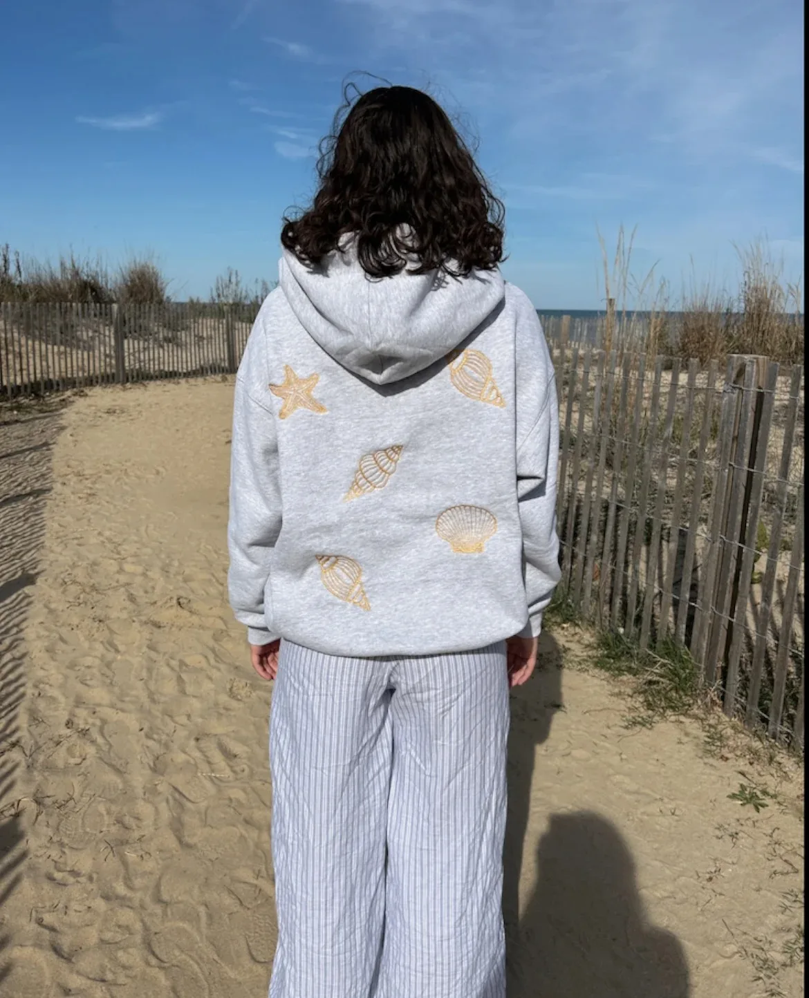Women's Autumn Winter Velvet Embroidered Shell Pattern Hooded Patch Pocket Long Sleeve Sweatshirt