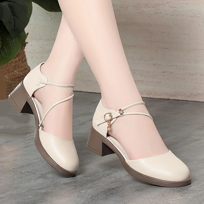 

Новые женские сандалии 2025 года на среднем каблуке из мягкой кожи, с толстым каблуком, летние, с одной застежкой, ажурные, удобные и элегантные, обувь для мам