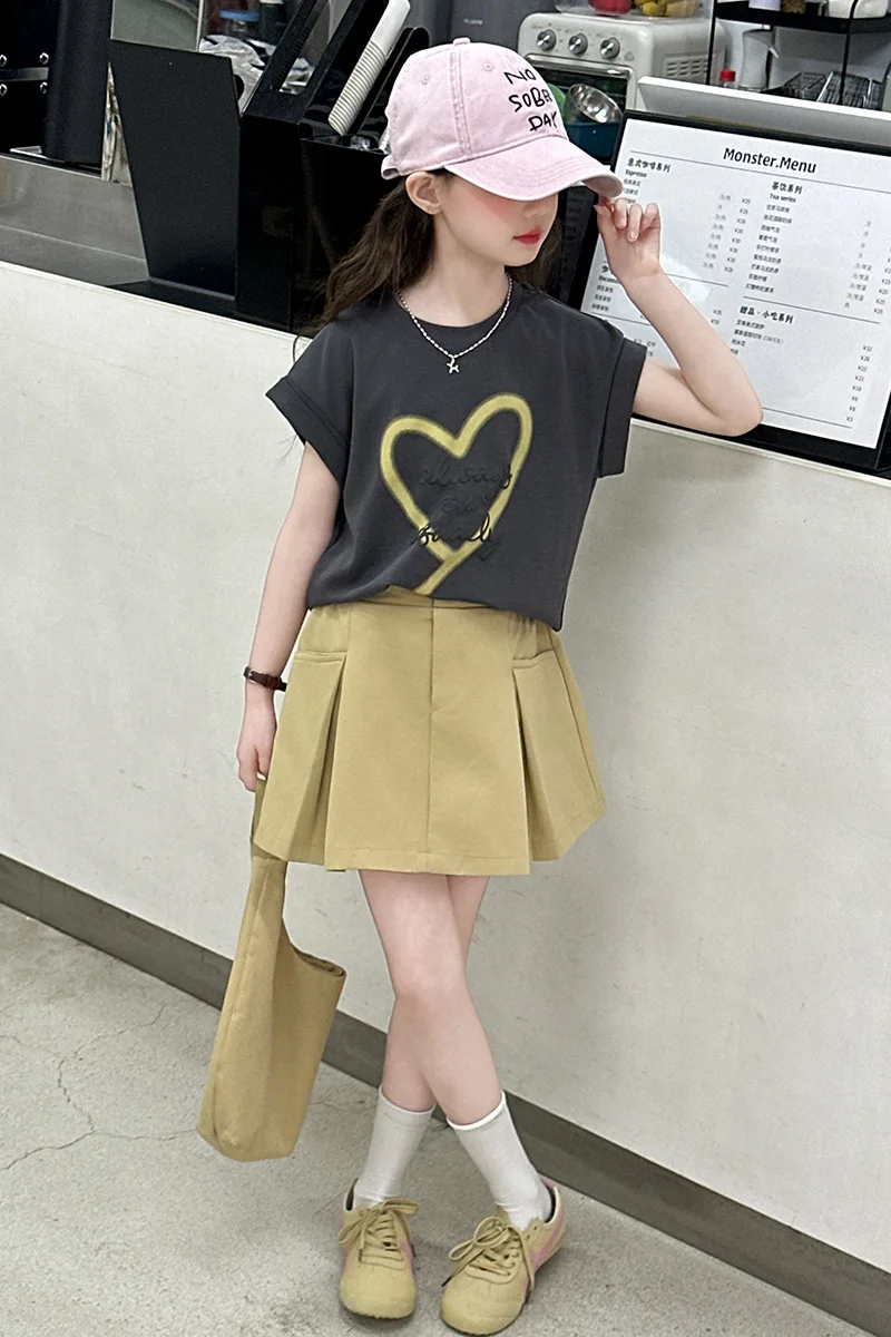 Mädchenanzug, Sommer-T-Shirt mit süßem Herz-Print, kurzärmelig, und plissierter Minirock mit Taschen, zweiteiliges Set, Kinderkleidung – Detail 5